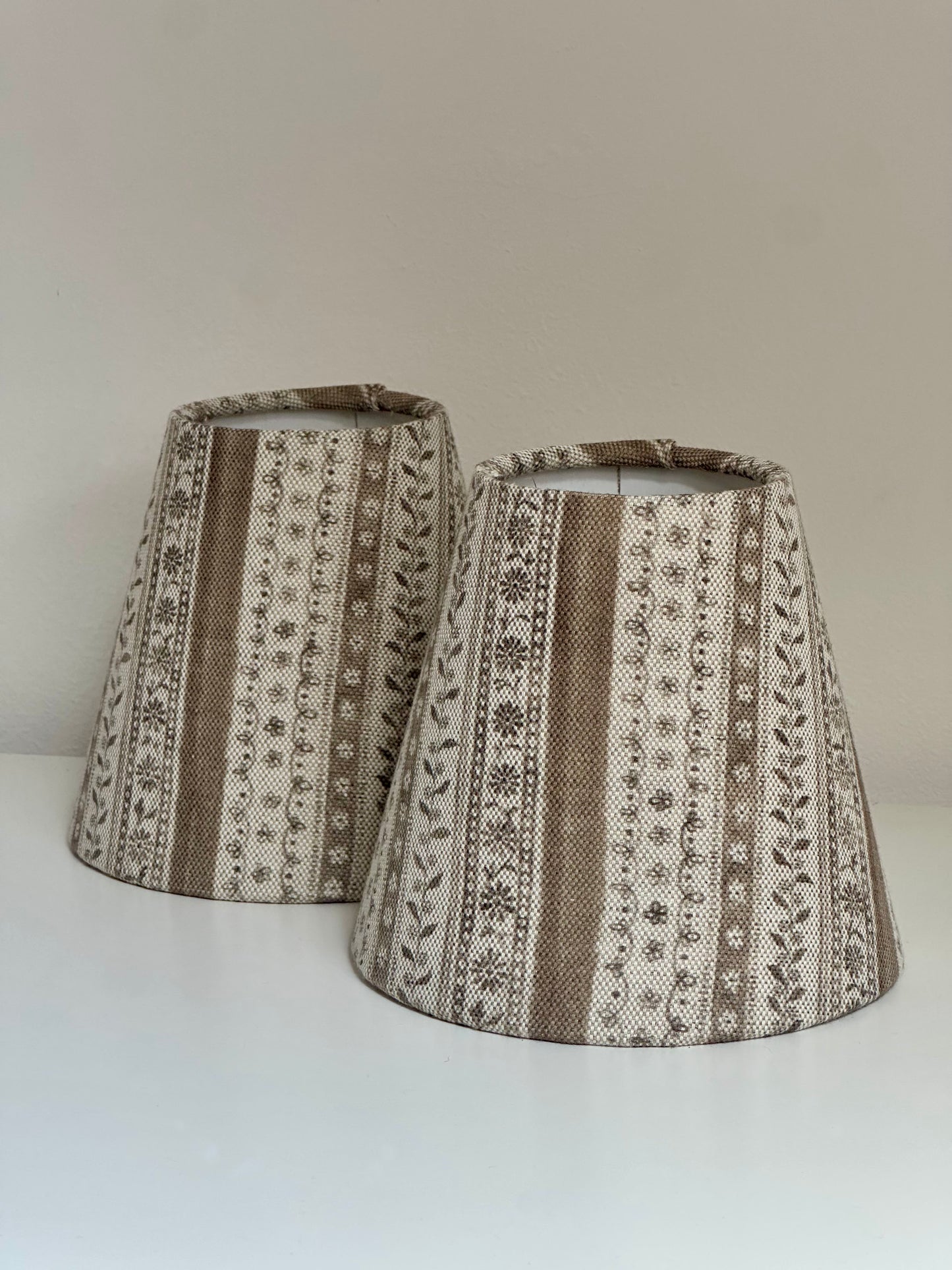 CANDLE CLIP LAMPSHADE WITH TRIM ~ DAISY CHAIN CLAY