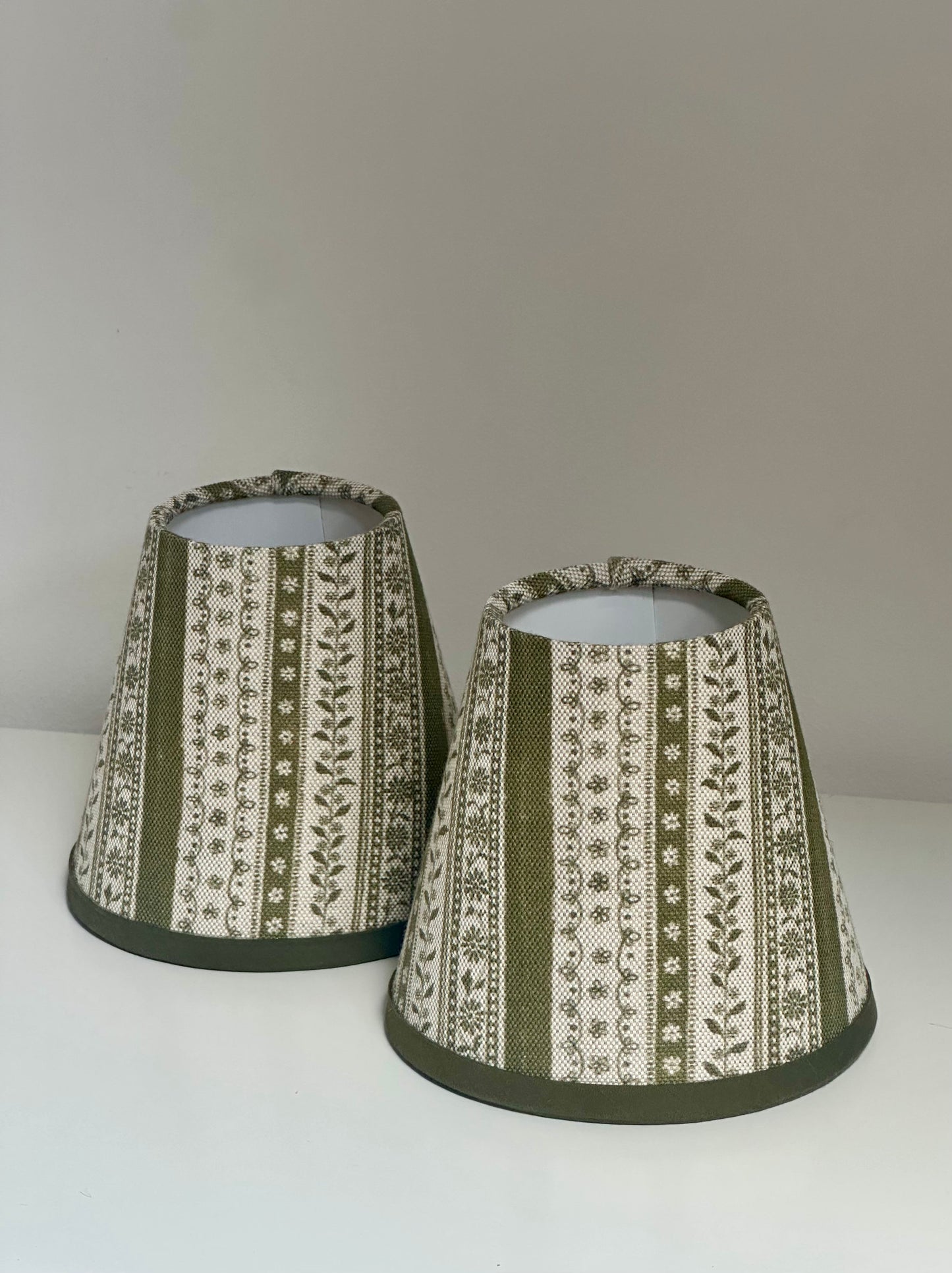 CANDLE CLIP LAMPSHADE WITH TRIM ~ DAISY CHAIN MOSS